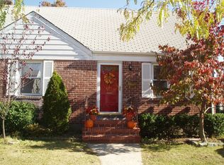 211 Collins Ave, Williston Park, NY 11596