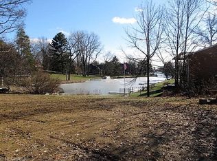 5479 Peninsula Dr NW, Canton, OH 44718