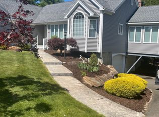 449 Fisher Ct, Shelton, CT 06484