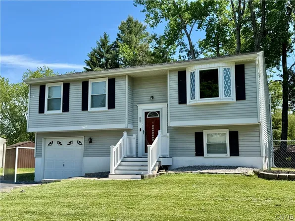 8142 Scotia Ln, Liverpool, NY 13090