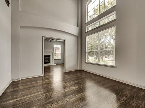 5th image of 925 Mont Cascades Dr