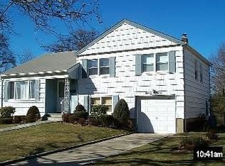 93 Briarwood Ln, Plainview, NY 11803