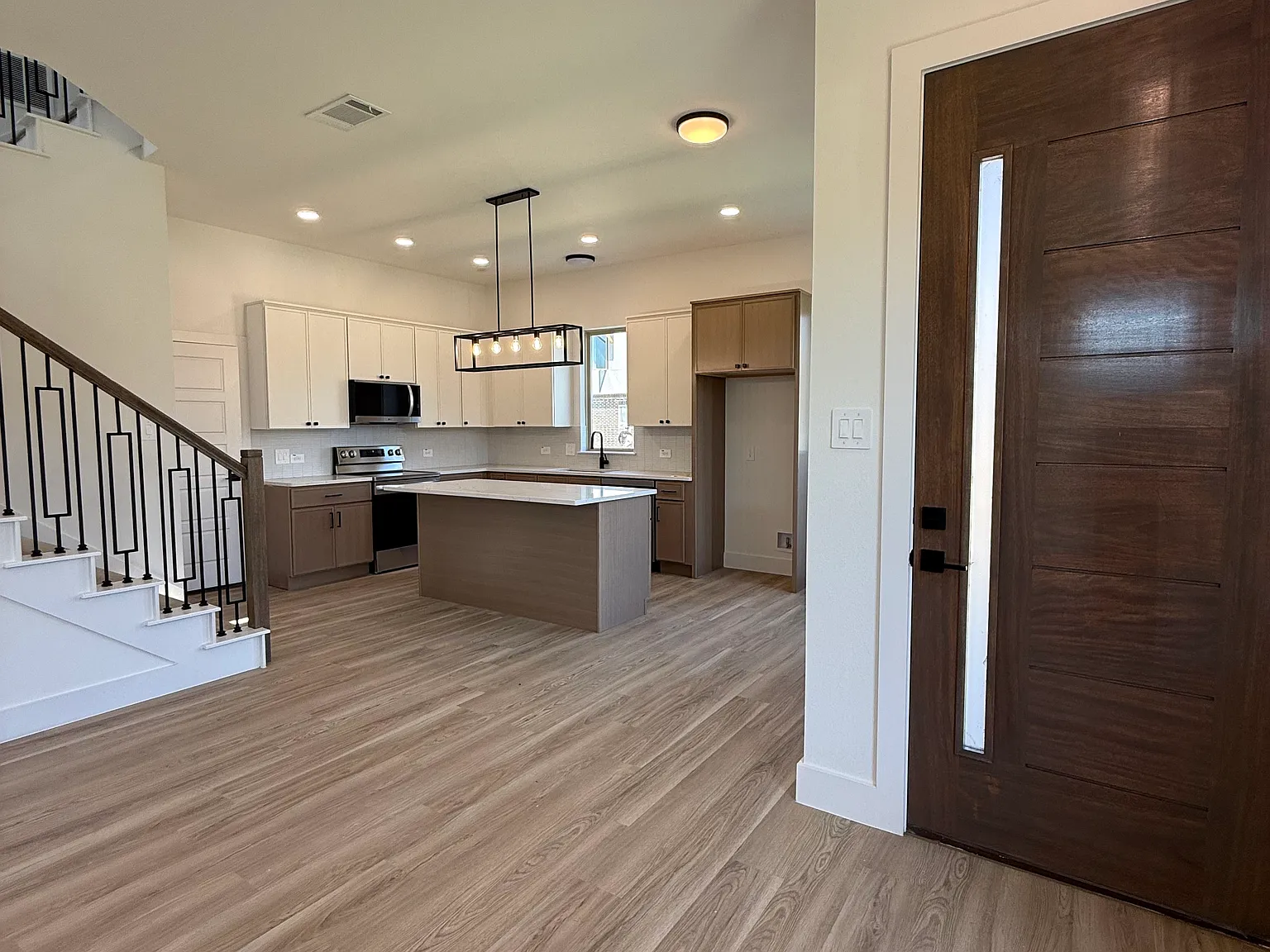 3 bed, 2.5 bath, 1622 sqft, $3,200 — Photo 3