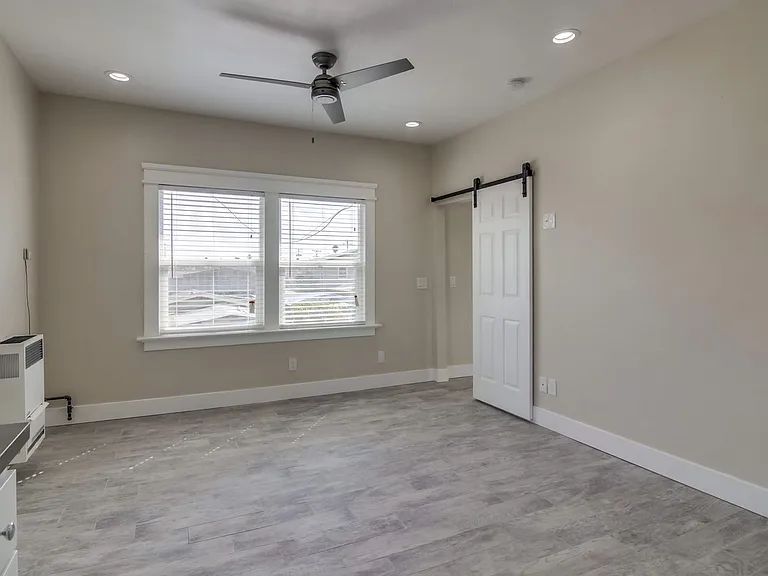 Commercial Suites — Photo 8
