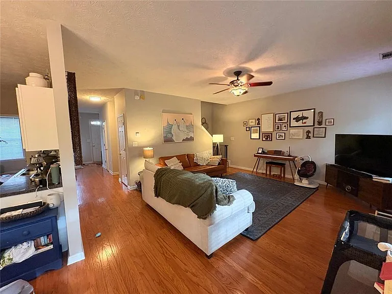 3082 Kentmere Dr — Photo 4