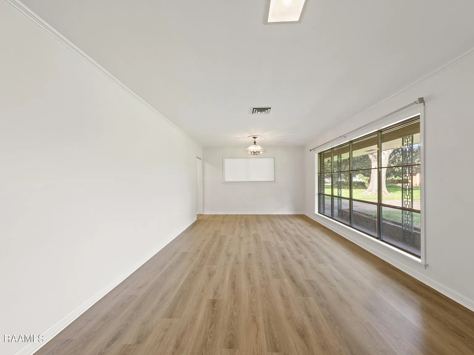 3 bed, 2.5 bath, 2400 sqft, $2,400 — Photo 3