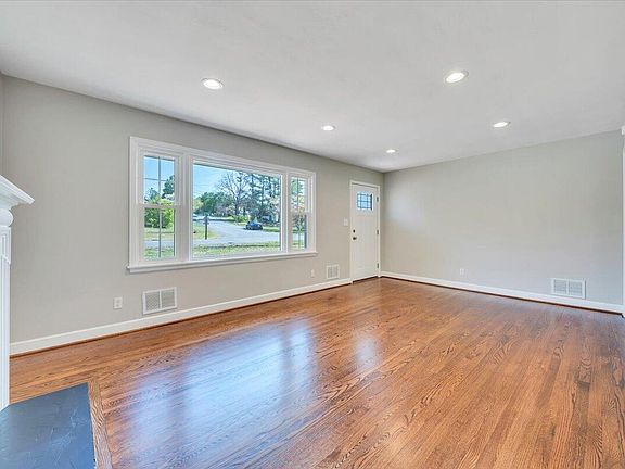 3rd image of 4602 Cresthill Dr