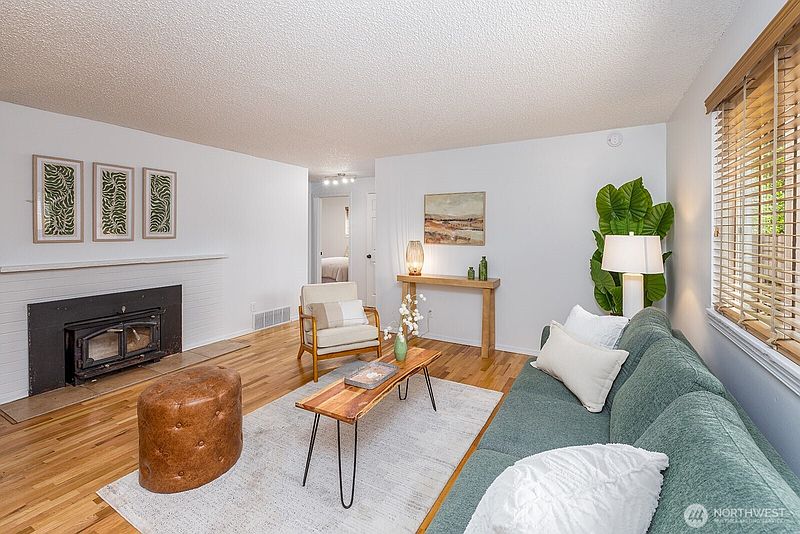 3rd image of 13734 Stone Avenue N