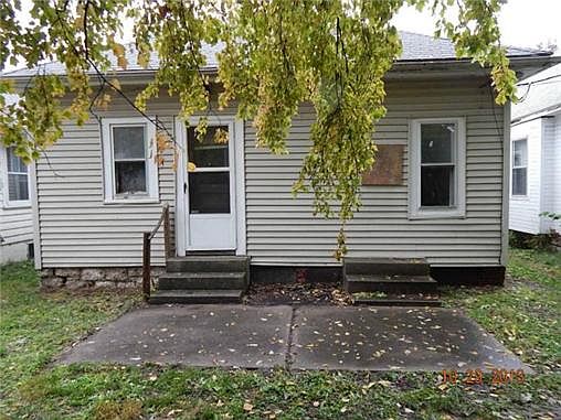 3rd image of 327 Barat Ave