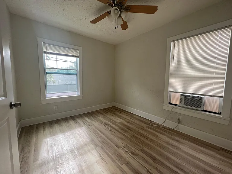 242 Taylor Ave S #1/2 — Photo 17