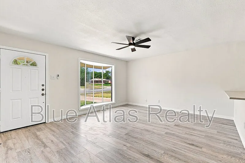 4 bed, 2.0 bath, 1744 sqft, $2,095 — Photo 2