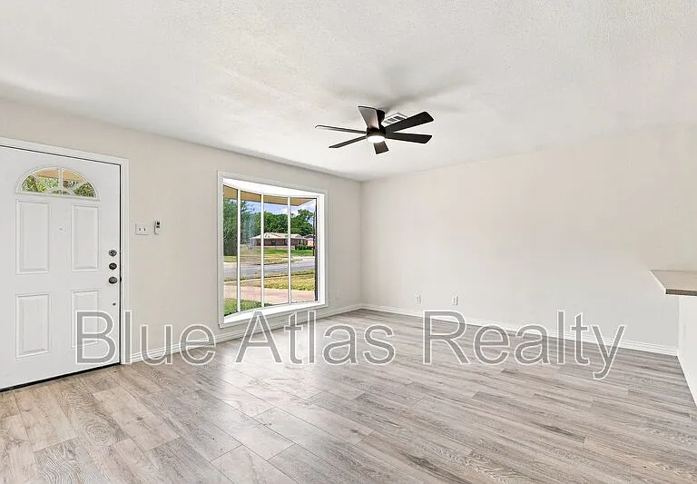 6008 Golden Gate Dr — Photo 2
