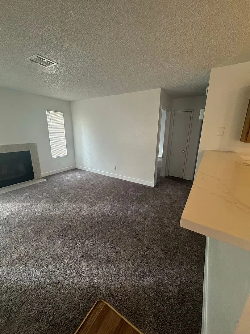 2 BED 1 Bath Modern Living! — Photo 4