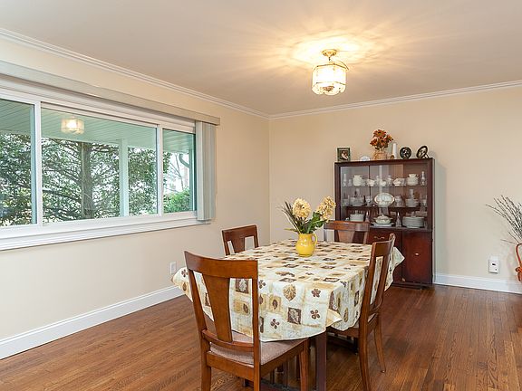 5th image of 35 Montrose Dr