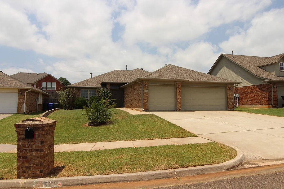 Building Photo - 512 Woodsong Dr