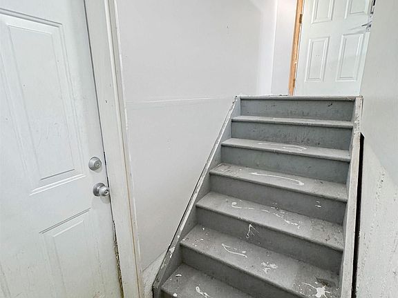 5th image of 8010 166a Ave NW