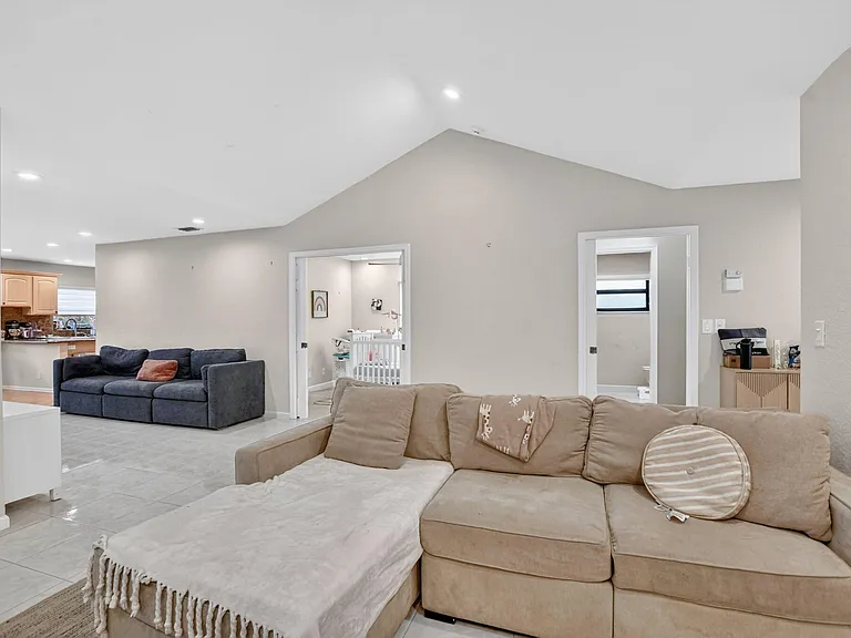 10065 Camelback Ln — Photo 8