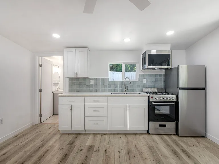 4108 Mission Ave — Photo 17