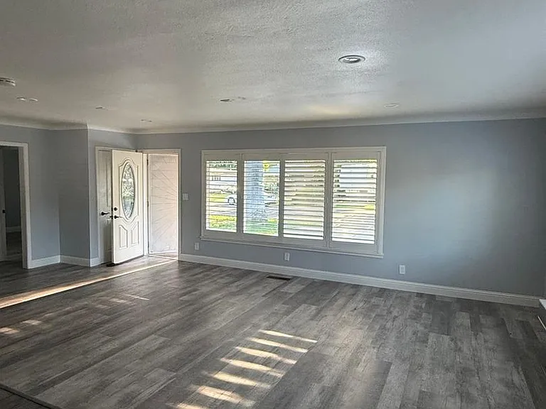 1436 Albany Ave — Photo 12
