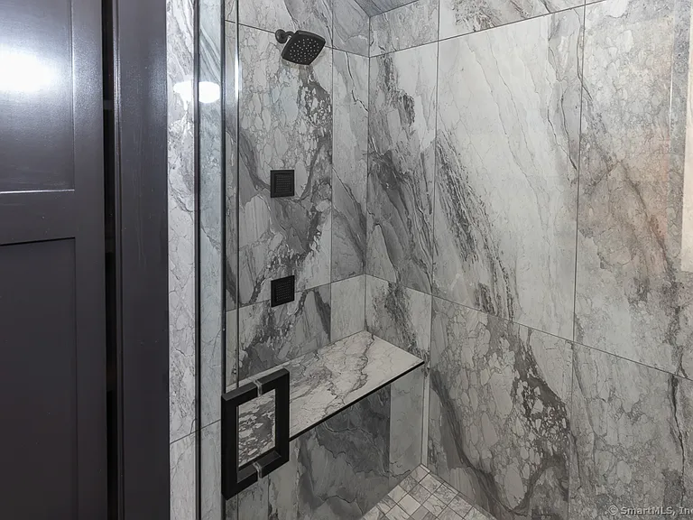48 Swan Ave — Photo 28