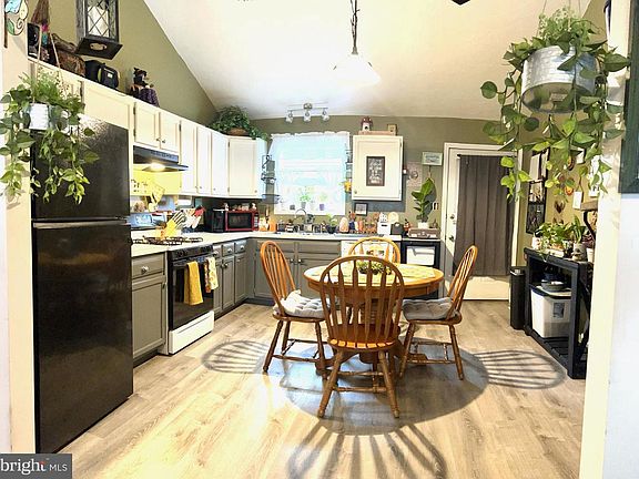 3rd image of 13 Westview Dr