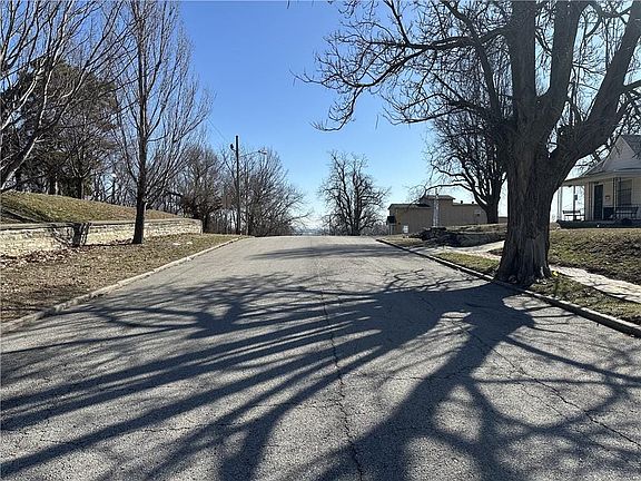 2nd image of 355 Troup Ave