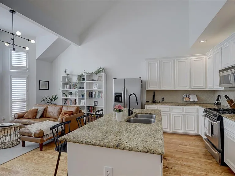 1237 W 17th St — Photo 9