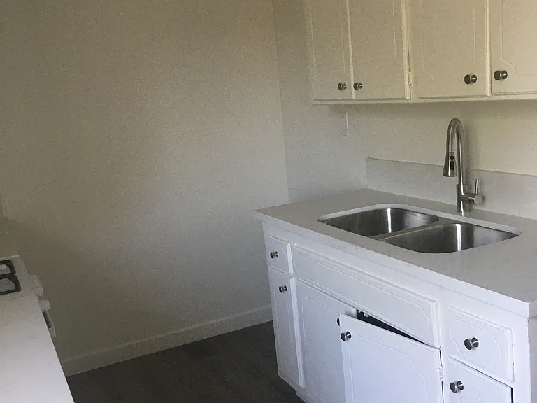 Burbank Tarzana Apartments — Photo 11