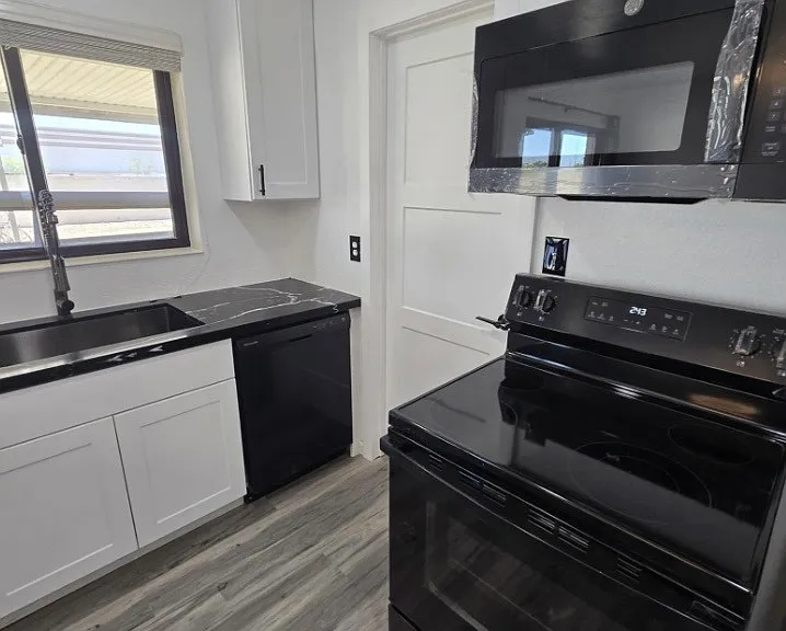 10521 W Loma Ln — Photo 13