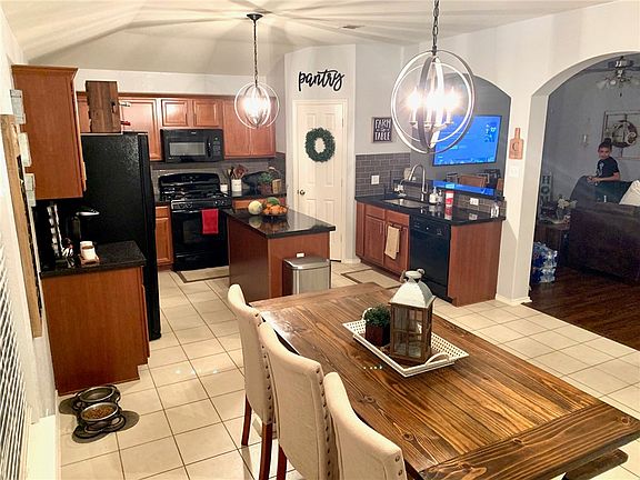 3rd image of 221 Wisteria Way