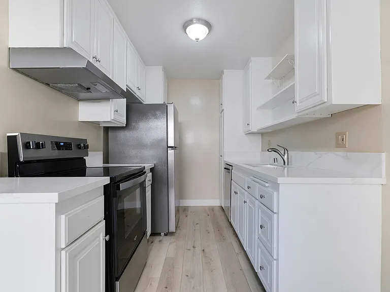 1690 E Hillcrest Dr — Photo 2