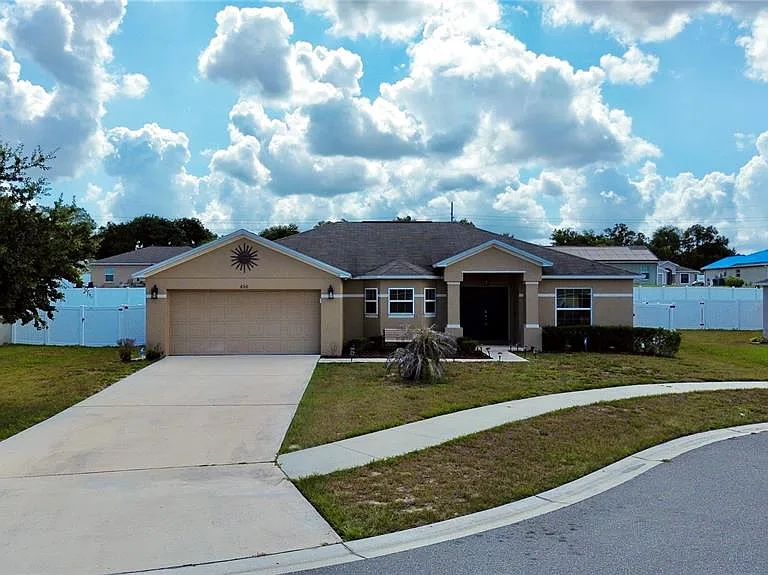 650 Hidden Lakes Ct — Photo 2