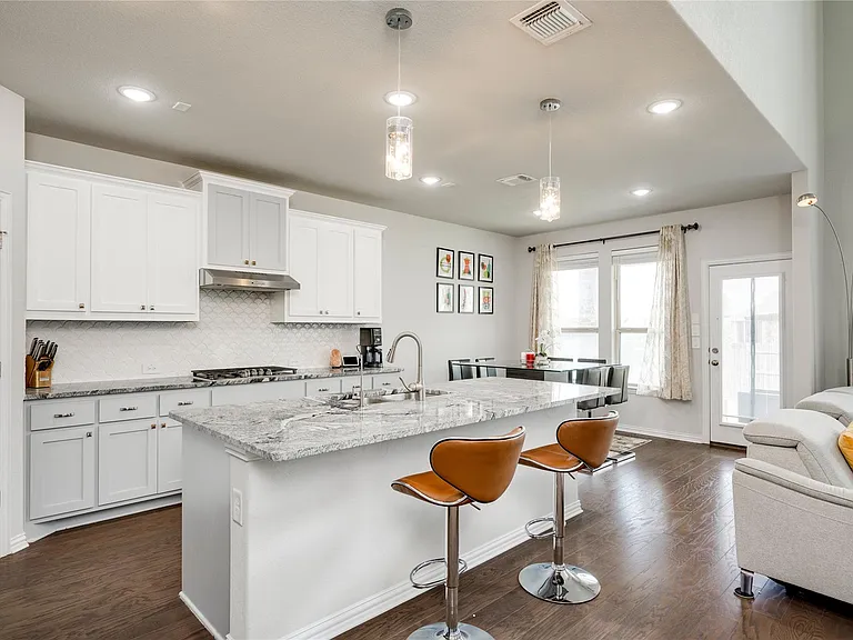 3327 Columbus Way — Photo 4