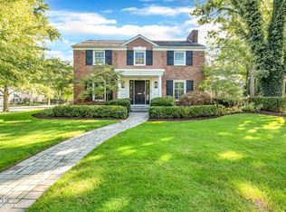 1042 Bishop Rd, Grosse Pointe Park, MI 48230