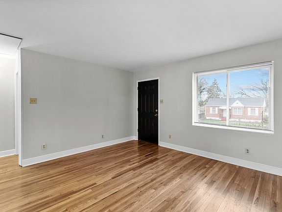 2nd image of 18 W Saint Anthony Ln