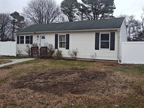 909 Provost Ave, Bellport, NY 11713