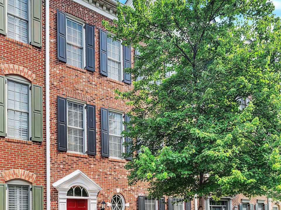 Beautiful Brick Townhome in Potomac Greens