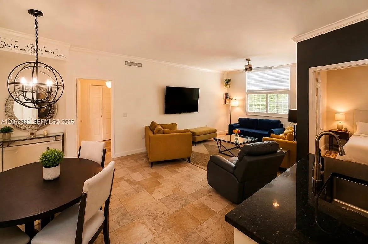 Regent Park Condo — Photo 4