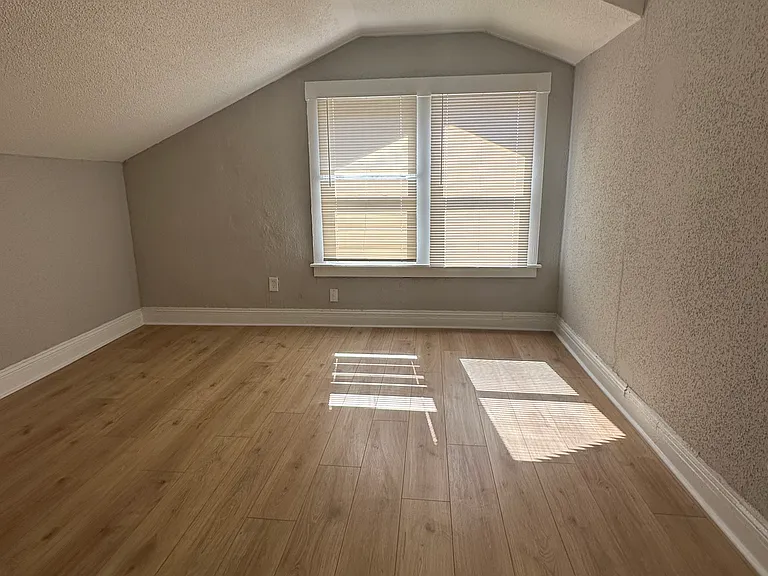 1610 Purdue Ave — Photo 11