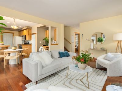702 Day Lily Lane, Bainbridge Island, WA, 98110