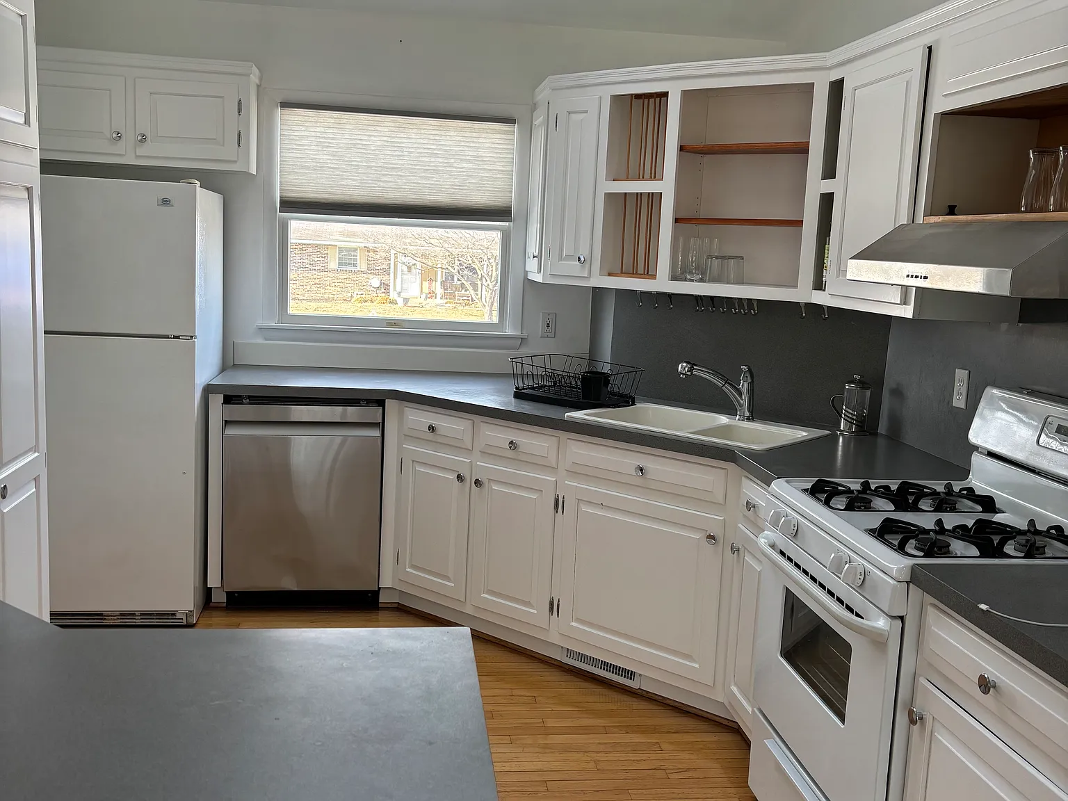 3 bed, 1354 sqft, $2,000 — Photo 4