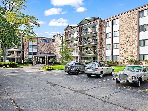 3rd image of 250 W Parliament Pl APT 203