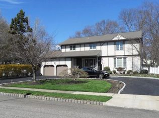 1 Mayfair Dr, Fairfield, NJ 07004