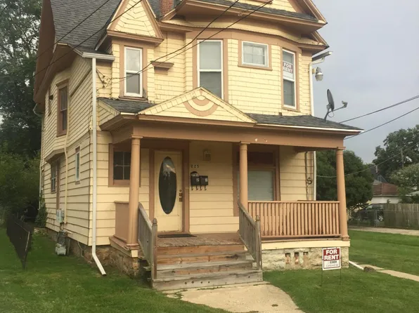 225 College St APT 2, Elgin, IL 60120