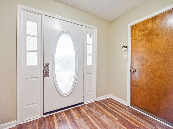 5th image of 825 Lancaster Ln