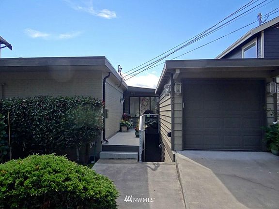 Entrance; Go down the stairs to beach level