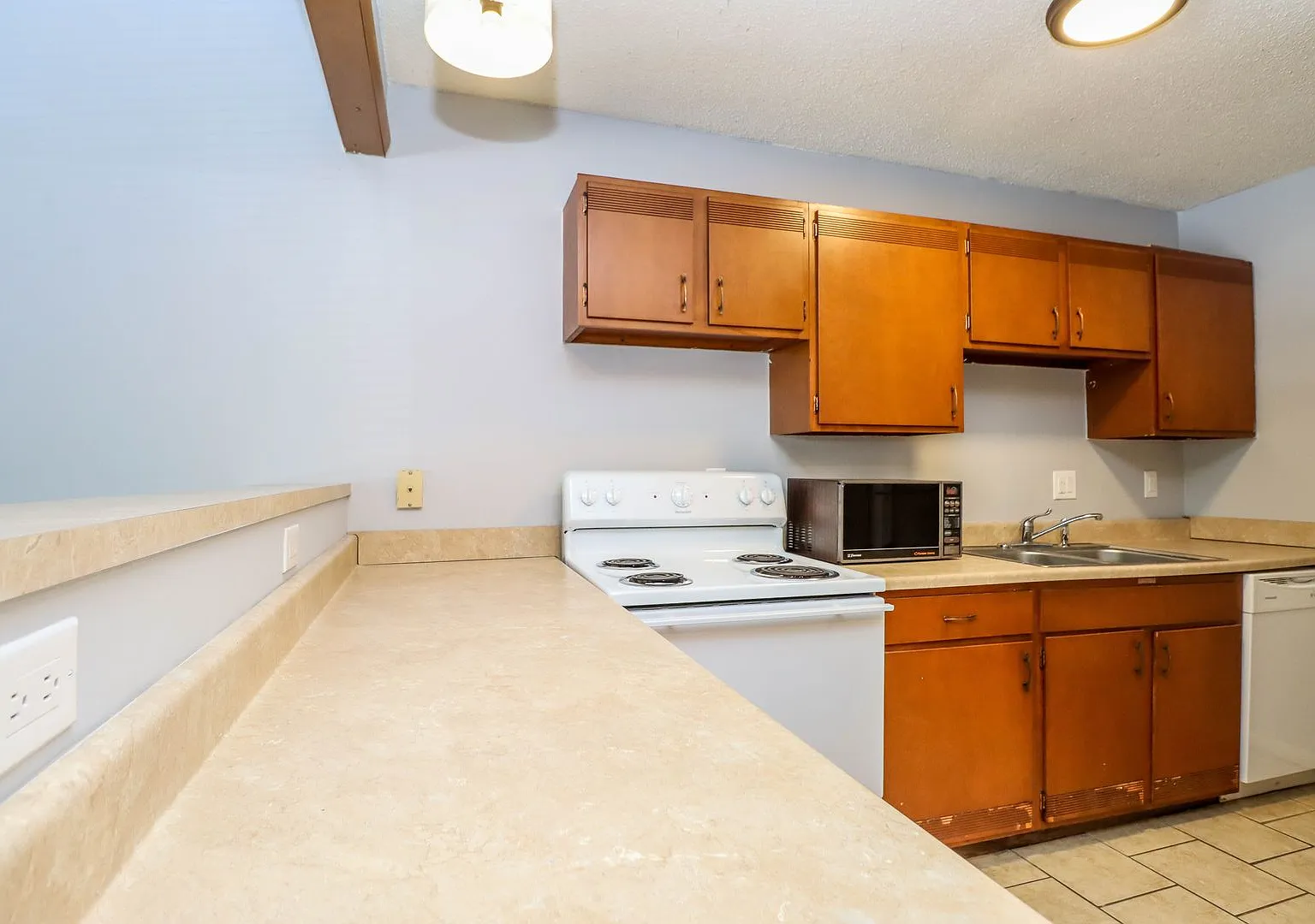 1011 Southpark Dr — Photo 3