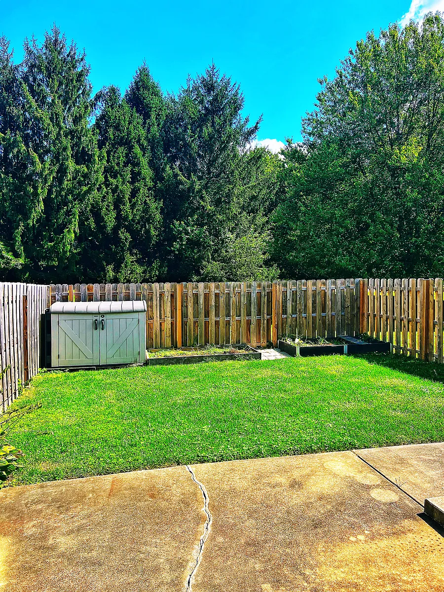 Enclosed backyard area - Chimney Hill Ln