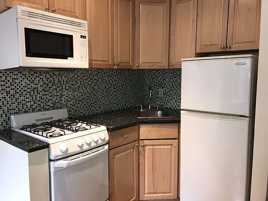 Rented by Chartwell Manhattan Realty | media 28