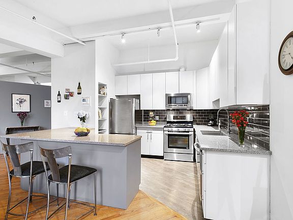 4th image of 360 W 36th St APT 4NW